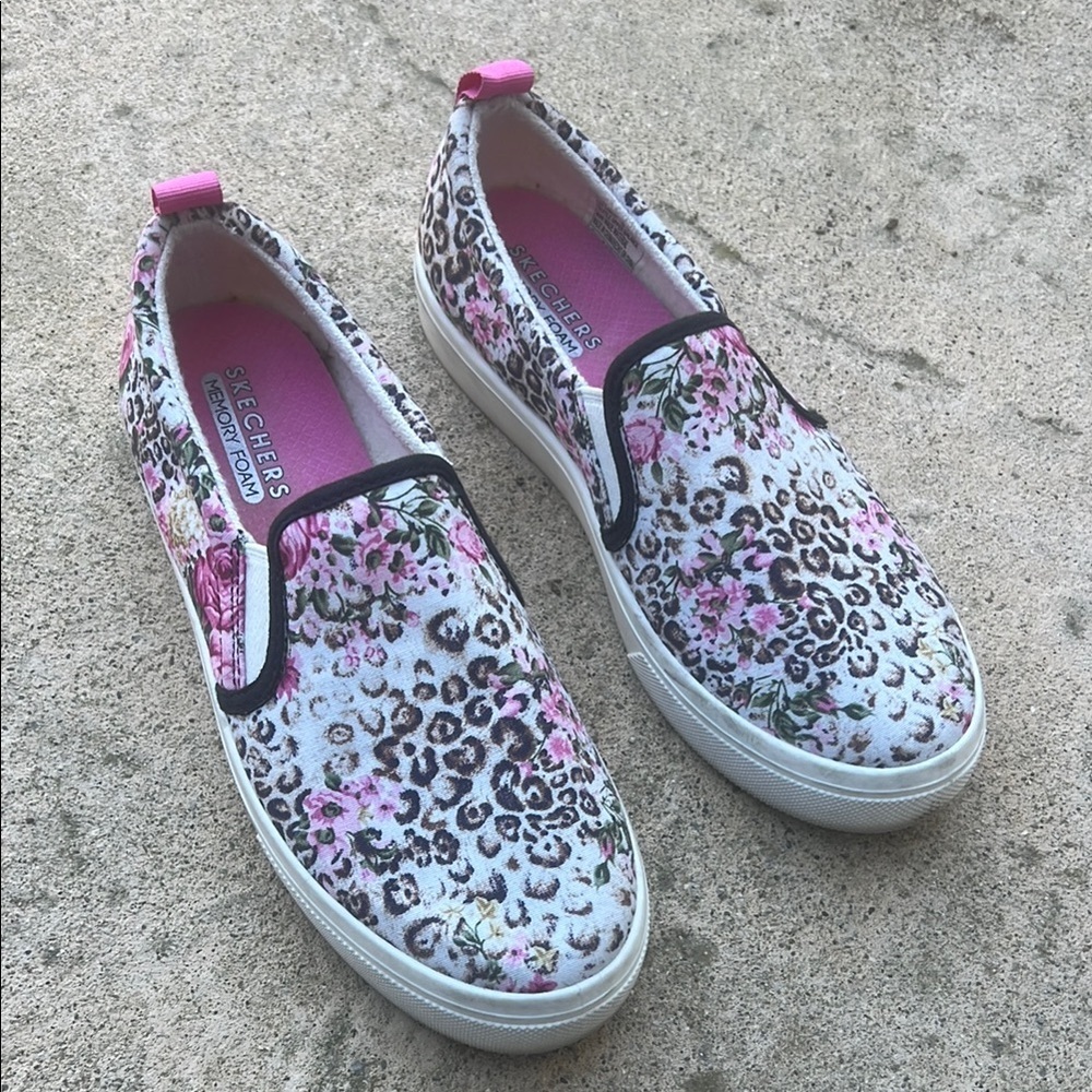 Skechers Women's Poppy Garden Cat Sneaker Women's Size 8
